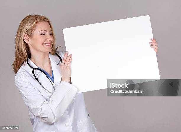 Medico Con Bordo - Fotografie stock e altre immagini di Adulto - Adulto, Capelli biondi, Cartone - Materiale