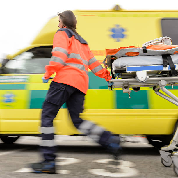 Running unscharfem Rettungssanitäter Frau ziehen gurney – Foto