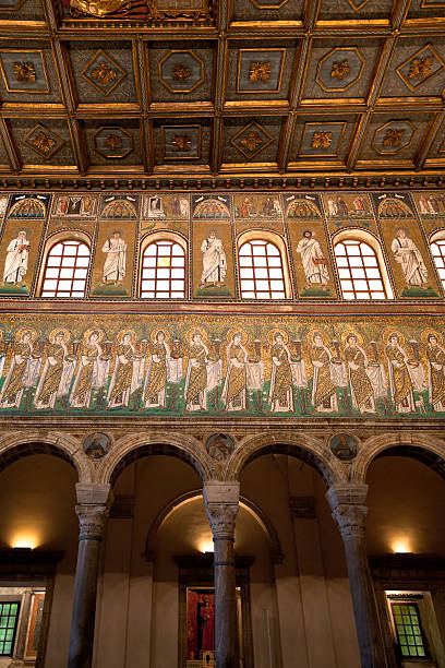 vue de mosaïque à gauche sur mur de sant'apollinare nuovo - cathedral gothic style indoors church photos et images de collection