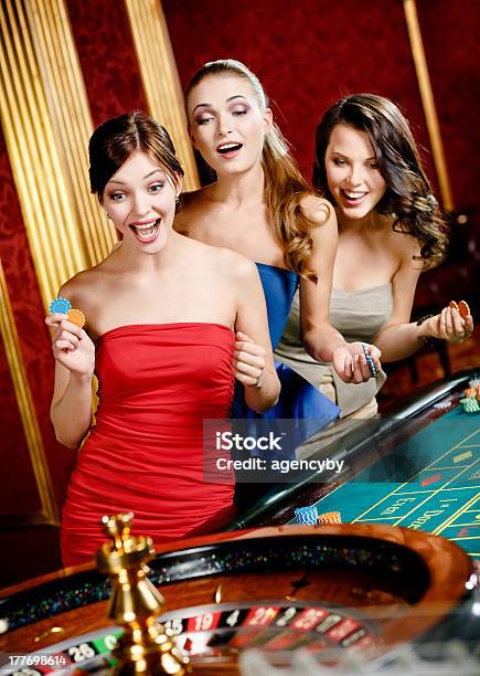Tres Mujeres Jugando A La Ruleta Foto de stock y más banco de imágenes de Casino - Casino, Sólo mujeres, Amistad
