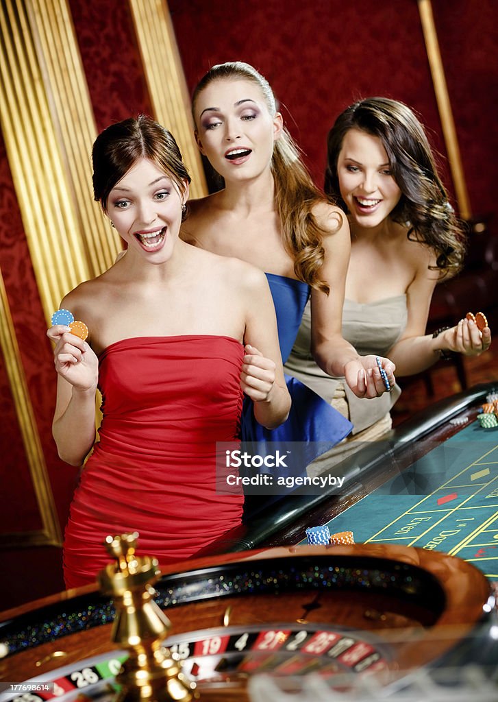3 つの女性がルーレット - カジノのロイヤリティフリーストックフォト