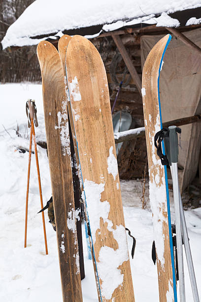 ensemble de chasse des skis en bois - ski old wood pair photos et images de collection