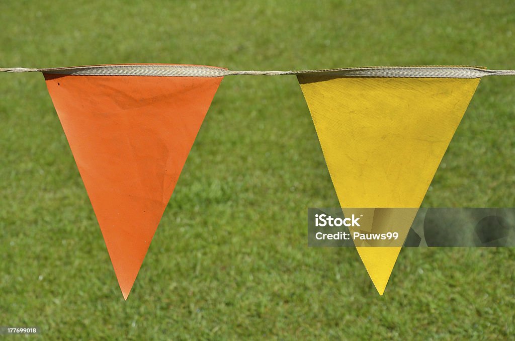 orange et jaune penants fond avec herbe - Photo de Banderole - Signalisation libre de droits
