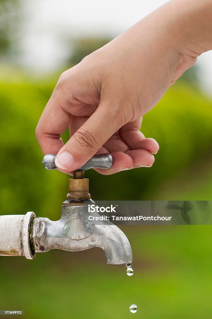 Risparmio dell'acqua - Foto stock royalty-free di Rubinetto