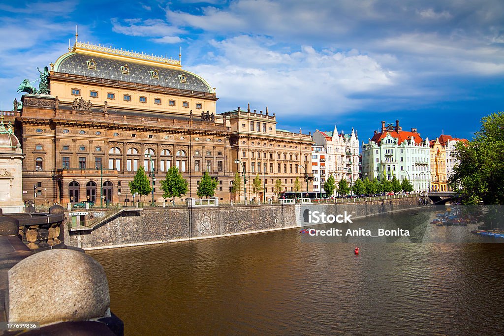 Prague National Theater - Foto de stock de Antigo royalty-free