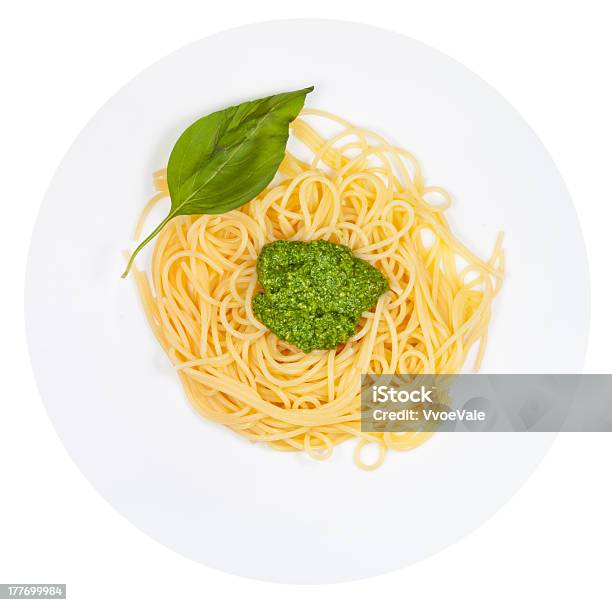 Foto de Vista Superior Sobre Espaguete Com Molho Pesto e mais fotos de stock de Alho - Alho, Branco, Comida