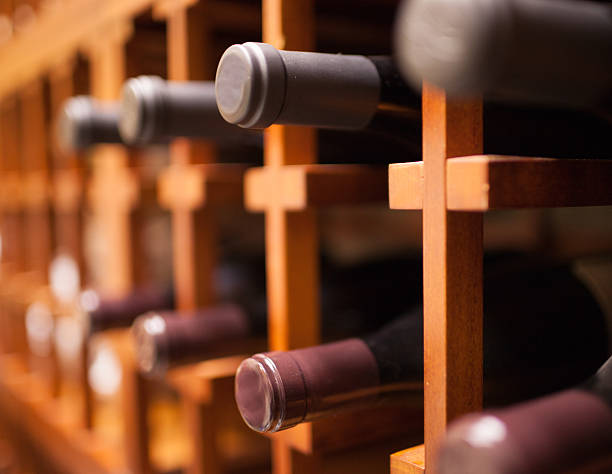 винный шкаф - wine rack фотографии стоковые фото и изображения