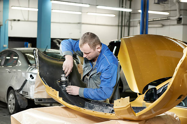 handwerker schleifen metall-auto - karosserie stock-fotos und bilder