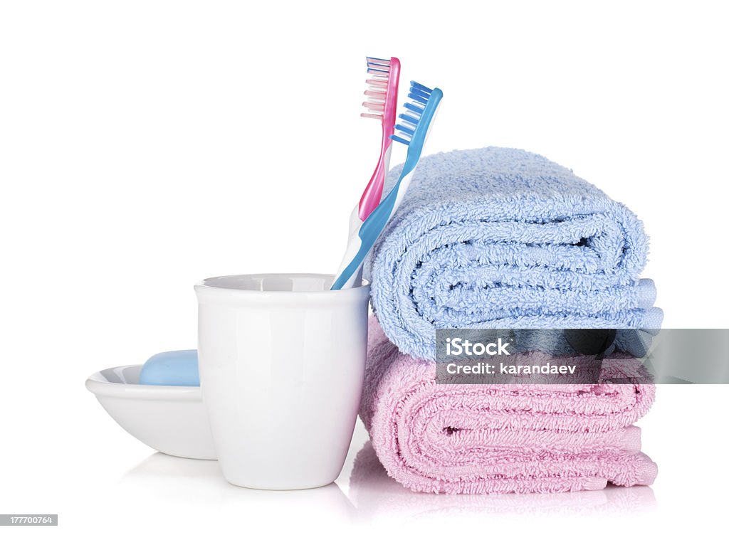 Brosses à dents, du savon et de deux serviettes - Photo de Blanc libre de droits
