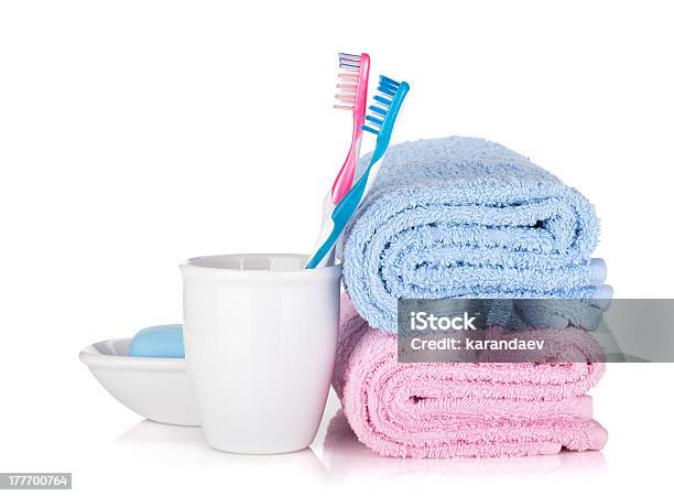 Spazzolini E Due Asciugamani Sapone - Fotografie stock e altre immagini di Asciugamano - Asciugamano, Bianco, Blu