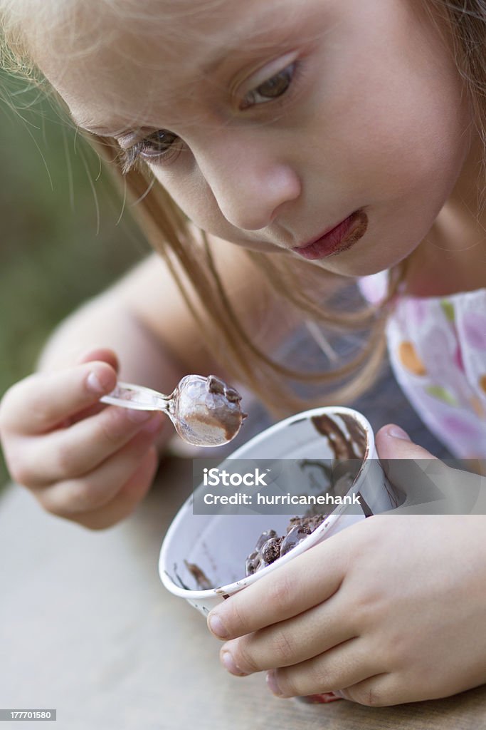 Funny little girl eats мороженое - Стоковые фото Вертикальный роялти-фри