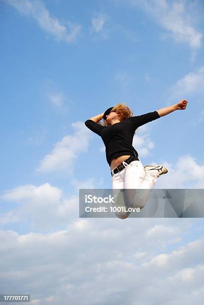 Junges Mädchen Springen In Der Luft Stockfoto und mehr Bilder von Blau - Blau, Blondes Haar, Eine Frau allein