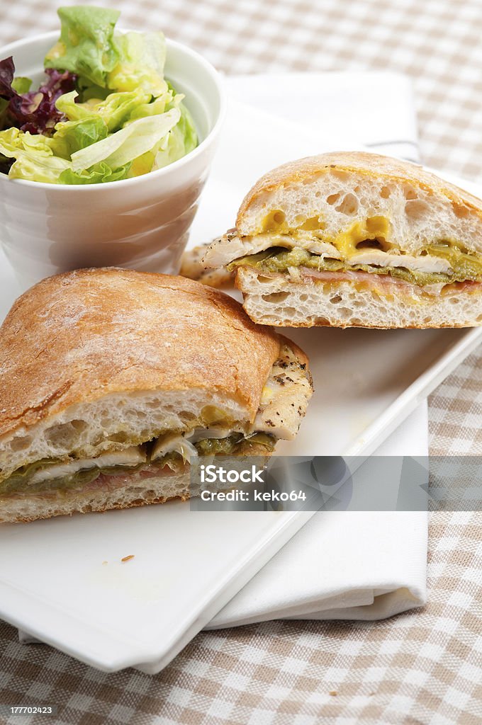 panini Sanduíche italiano de pão ciabatta de frango - Foto de stock de Alface royalty-free