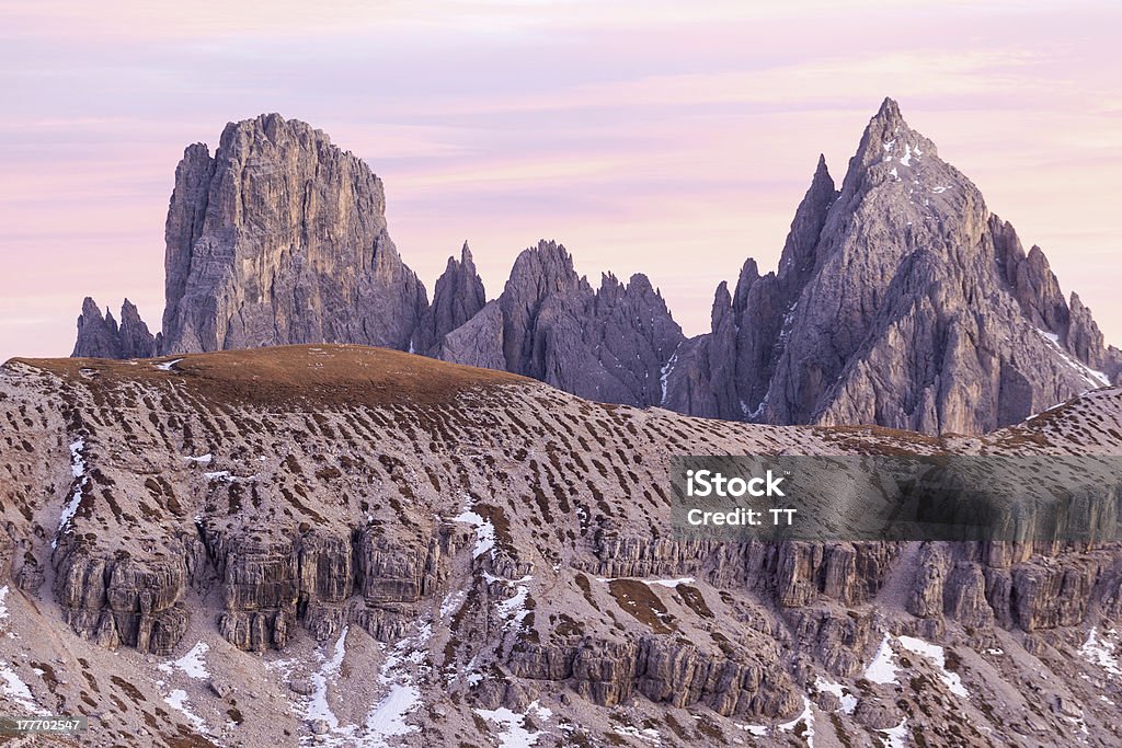 Alpes dolomíticos picos de las montañas - Foto de stock de Acantilado libre de derechos