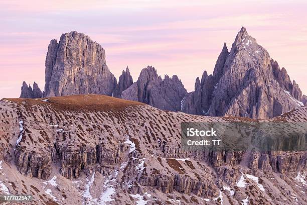 Alpes Dolomíticos Picos De Las Montañas Foto de stock y más banco de imágenes de Acantilado - Acantilado, Aire libre, Alpes Dolomíticos