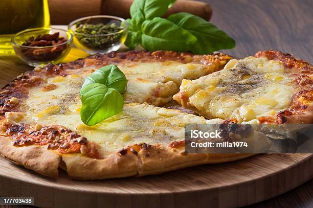 Foto de Pizza Caseira e mais fotos de stock de Alimentação Saudável - Alimentação Saudável, Antepasto, Assado no Forno