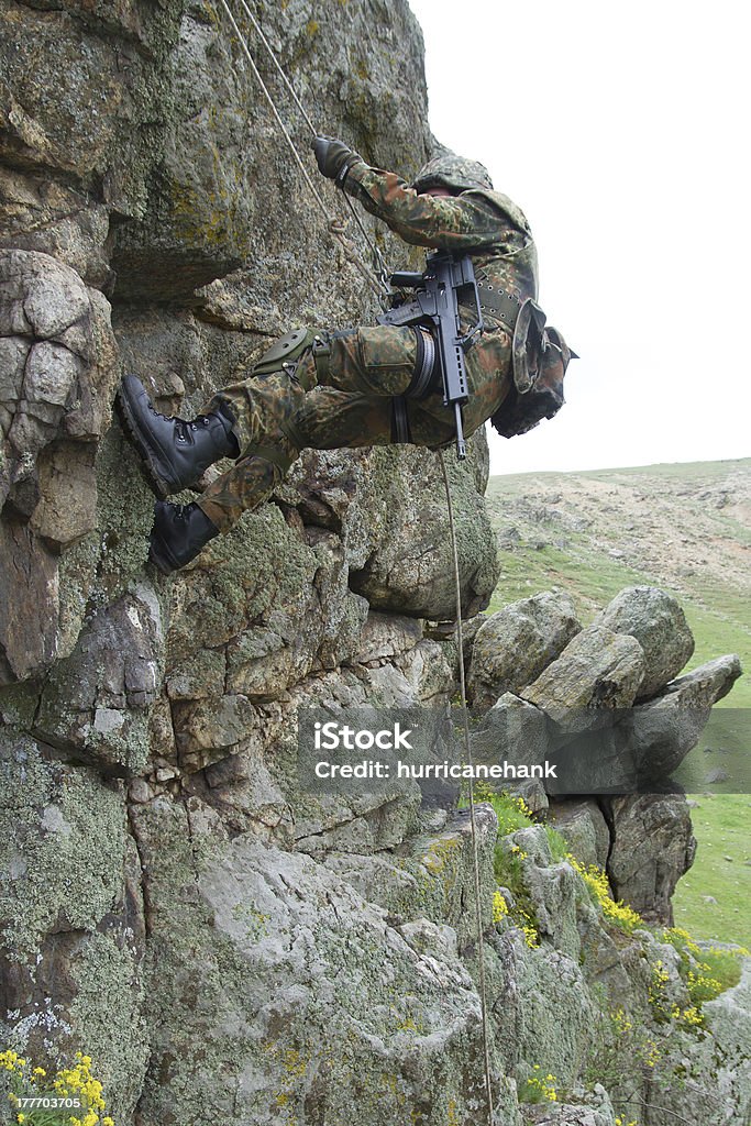Personale militare alpinist arrampicata - Foto stock royalty-free di Abbigliamento mimetico