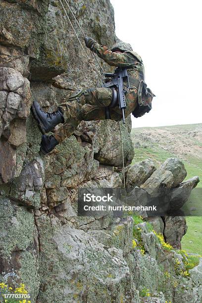 Personale Militare Alpinist Arrampicata - Fotografie stock e altre immagini di Abbigliamento mimetico - Abbigliamento mimetico, Adulto, Allenamento