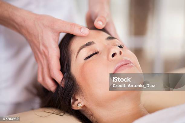 Entspannte Frau In Einem Healthspa Stockfoto und mehr Bilder von Kopfmassage - Kopfmassage, Frauen, Bett