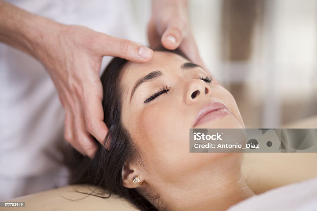 Donna di relax in un centro benessere - Foto stock royalty-free di Massaggio alla testa