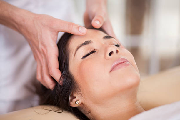 zrelaksowany kobieta w spa zdrowotne - head massage zdjęcia i obrazy z banku zdjęć