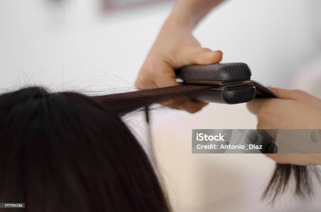 Niektóre Hairstylist prostowania włosów - Zbiór zdjęć royalty-free (Prostownica do włosów)