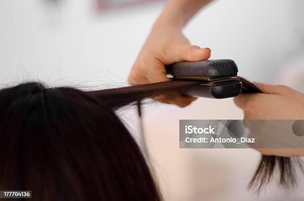 Niektóre Hairstylist Prostowania Włosów - zdjęcia stockowe i więcej obrazów Prostownica do włosów - Prostownica do włosów, Dorosły, Fotografika