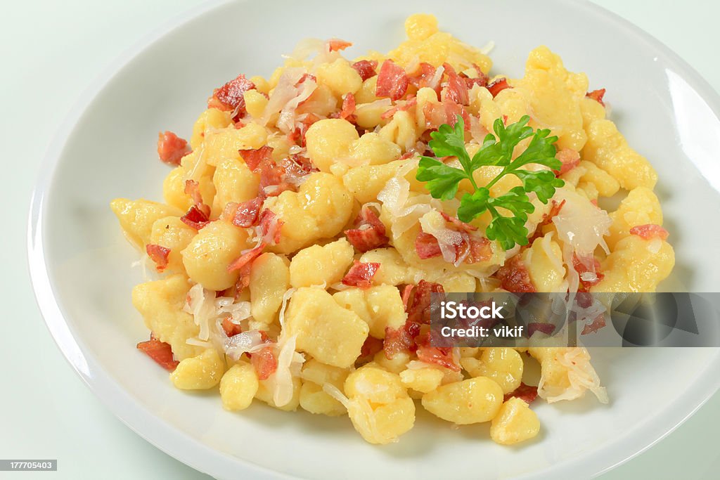 Pequeno dumplings de batata com bacon e Repolho - Royalty-free Almoço Foto de stock