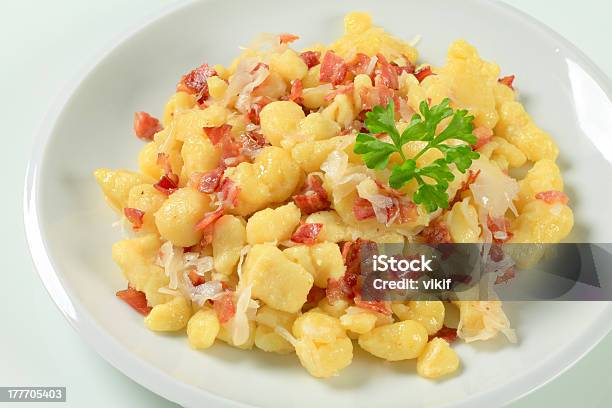 Pequeno Dumplings De Batata Com Bacon E Repolho - Fotografias de stock e mais imagens de Almoço - Almoço, Bacon, Batata Cozida