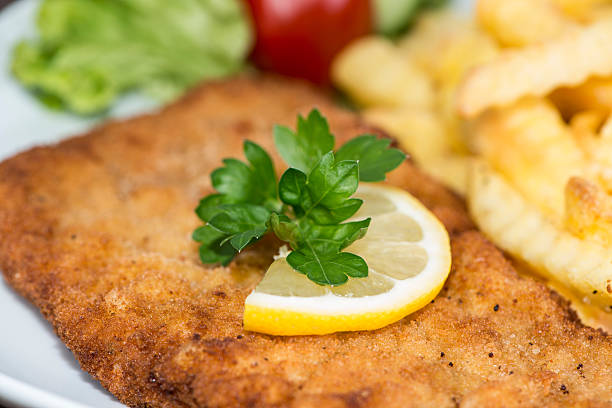 escalope de veau panée avec des chips - wiener schnitzel photos et images de collection