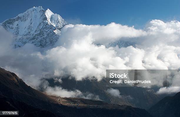 Day Parade Peak Phortse Village Und Schöne Wolken Stockfoto und mehr Bilder von Asien - Asien, Bedeckter Himmel, Berg