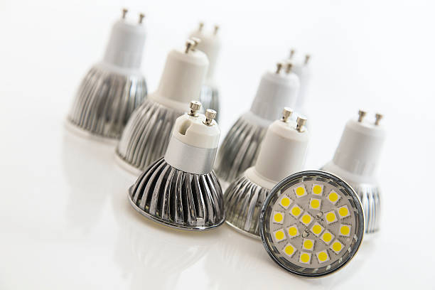 différents frais smd chips sur les ampoules led - gu10 photos et images de collection