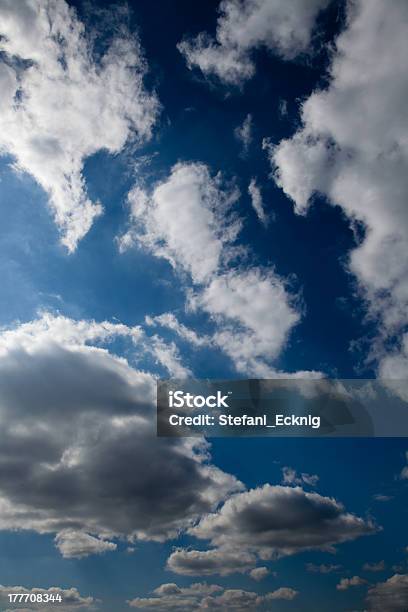 Nubes Foto de stock y más banco de imágenes de Aire libre - Aire libre, Azul, Cielo