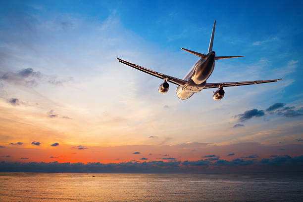 飛行機でお越しの際は、サンセット - business travel travel sky sea ストックフォトと画像