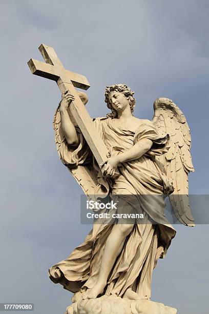 Berninis Statue Of Angel — стоковые фотографии и другие картинки Ангел - Ангел, Архитектура, Вертикальный