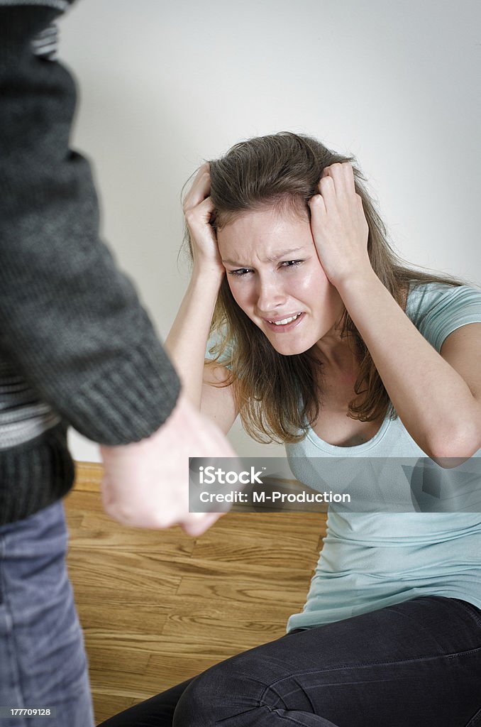 Hombre con cuchilla de llegar a su esposa. Casa de la violencia concepto - Foto de stock de Adulto libre de derechos