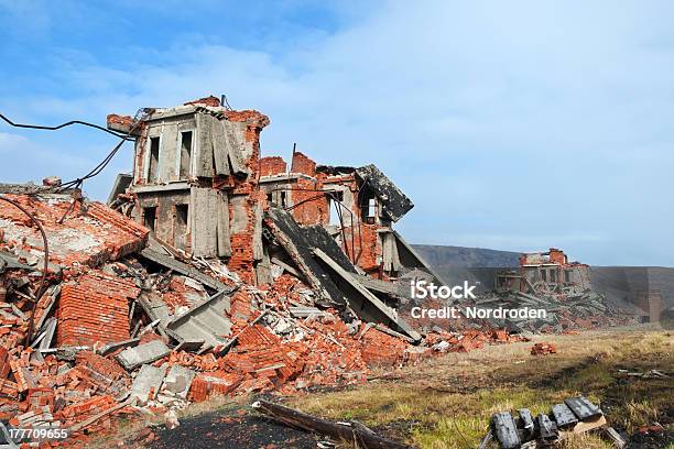 Vollständig Zerstört Backsteinbau Stockfoto und mehr Bilder von Abbrechen - Abbrechen, Abgerissen, Alt