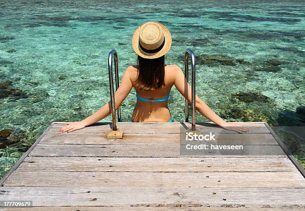 Donna Su Un Molo Spiaggia A Maldive - Fotografie stock e altre immagini di Abbronzatura - Abbronzatura, Acqua, Adulto