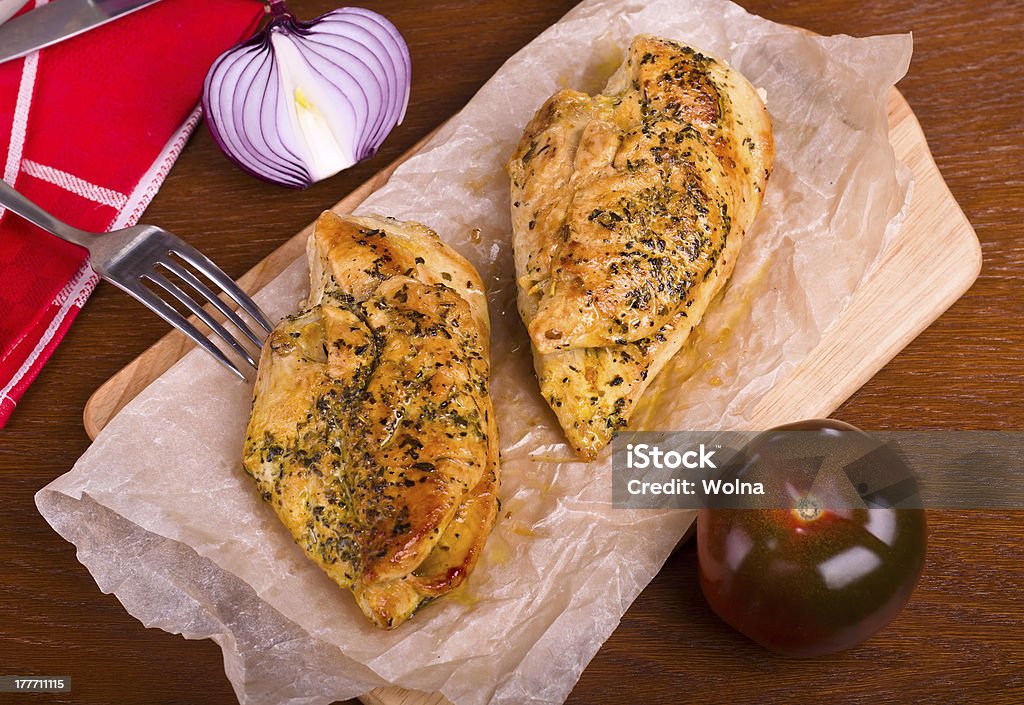 Pollo fritto raccordi su una tavola di legno e verdure - Foto stock royalty-free di Alla griglia