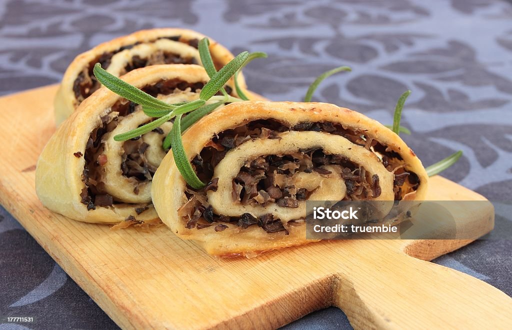 patty con champiñones y col fermentada en salmuera - Foto de stock de Al horno libre de derechos