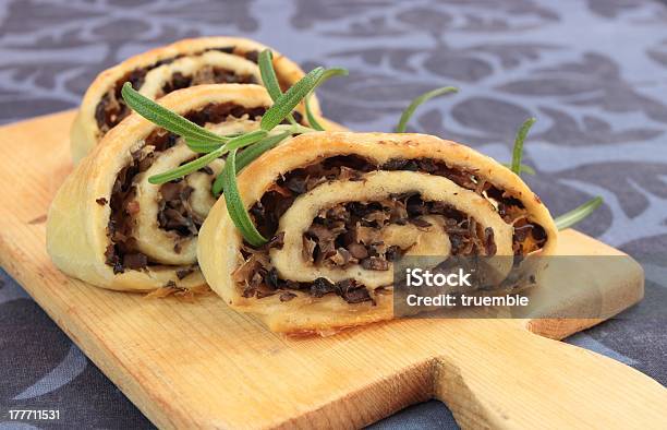 Patty Con Champiñones Y Col Fermentada En Salmuera Foto de stock y más banco de imágenes de Al horno - Al horno, Aperitivo - Plato de comida, Azul