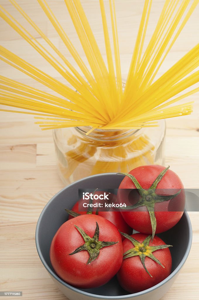 Свежая паста Спагетти с помидорами и - Стоковые фото Вегетарианское питание роялти-фри