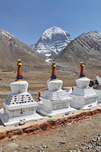 buddhistic stupas et saint mont kailash au tibet - bonpo photos et images de collection