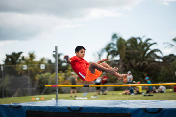 взлет к новым высотам, как никогда раньше. - school sport high up long jump стоковые фото и изображения