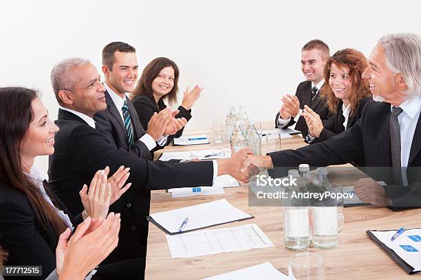 Businessteam Sitzt Am Tisch Und Applaudieren Stockfoto und mehr Bilder von Aktiver Senior - Aktiver Senior, Alter Erwachsener, Applaudieren