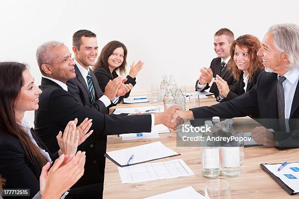 ビジネスチームのラウンジでテーブルと拍手喝采 - アクティブシニアのストックフォトや画像を多数ご用意 - アクティブシニア, シニア世代, セミナー