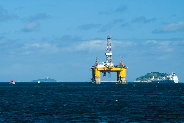 нефтяная платформа на залив гуанабара - oil rig brazil oil industry petroleum стоковые фото и изображения
