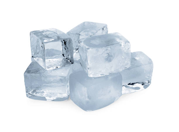 muchos cubitos de hielo cristalinos aislados en blanco - ice crystal winter nature ice fotografías e imágenes de stock