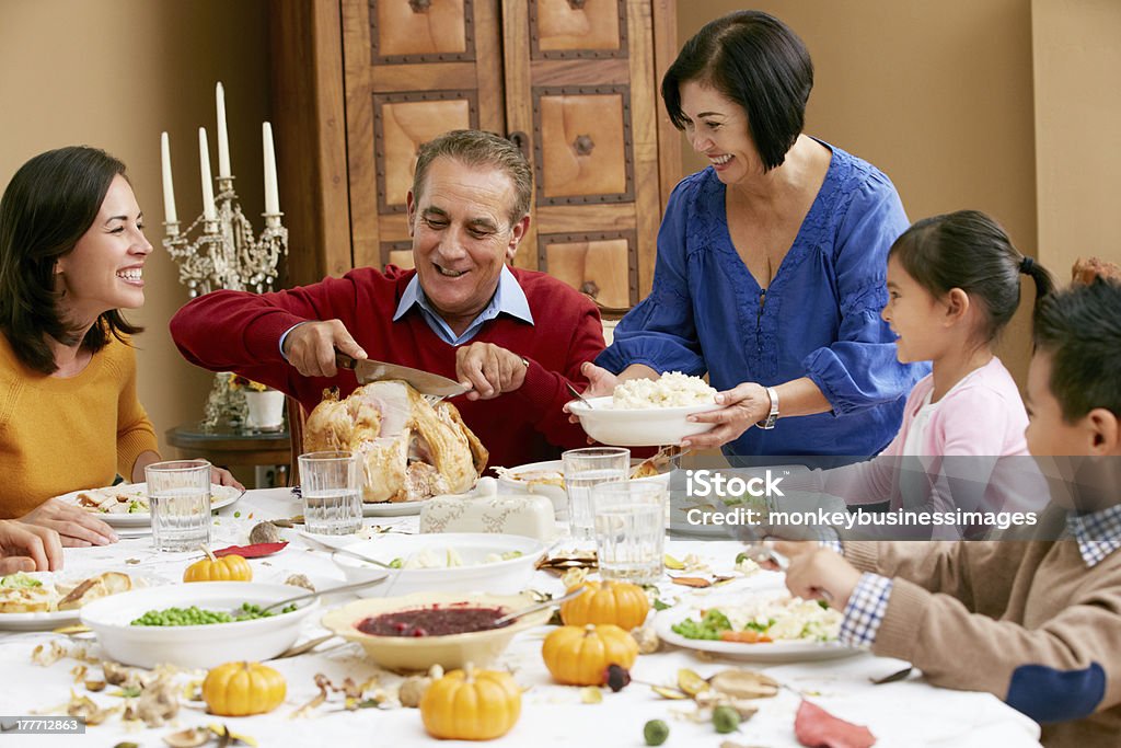 Multi generación familiar la celebración del Día de Acción de gracias - Foto de stock de Día de Acción de Gracias libre de derechos