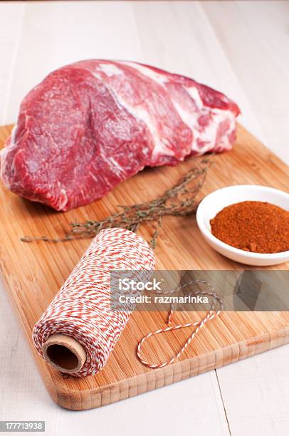 Blocco Di Carne Cruda E Spezie Erbe Aromatiche E Spaghi - Fotografie stock e altre immagini di Allacciare